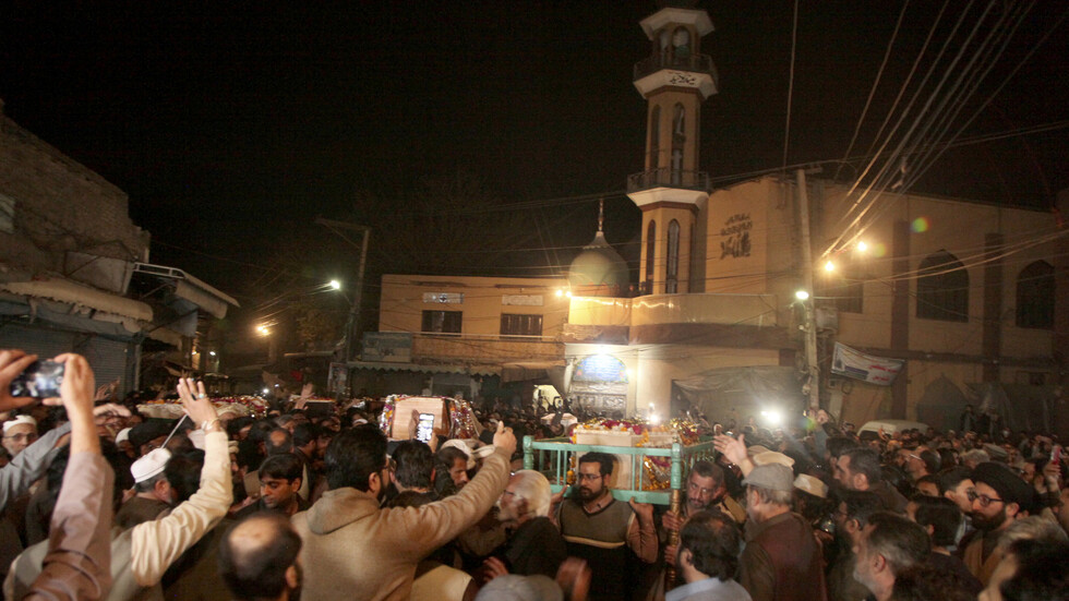 باكستان تتوعد مدبري تفجير مسجد في مدينة بيشاور خلف عشرات القتلى