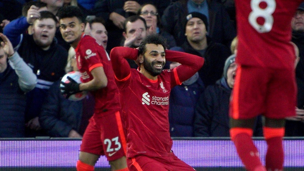 ليفربول يخرج من عنق الزجاجة وصلاح من الملعب مبكرا