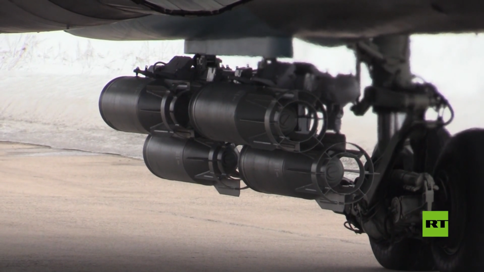 الدفاع الروسية: مقاتلة سو-34 تقصف البنية التحتية العسكرية بصاروخ عالي الدقة