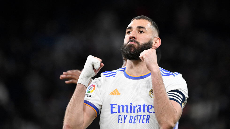 صورة تكشف سر الضمادة التي يضعها بنزيما على يده منذ 3 سنوات