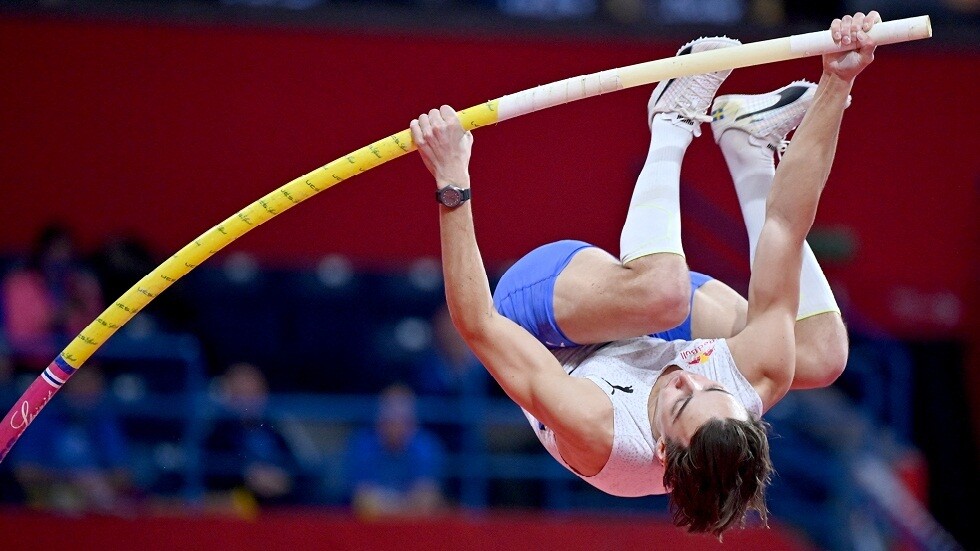 السويدي دوبلانتيس يحطم رقمه القياسي العالمي في القفز بالزانة