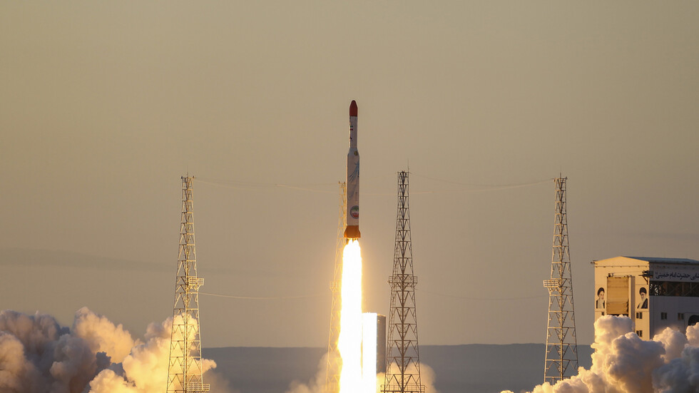 الحرس الثوري الإيراني يطلق قمرا صناعيا مهمته القياس والاستطلاع بنجاح