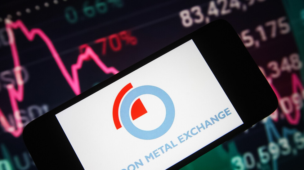 بورصة لندن للمعادن تعلق التداول في النيكل بعد تسجيله رقما قياسيا