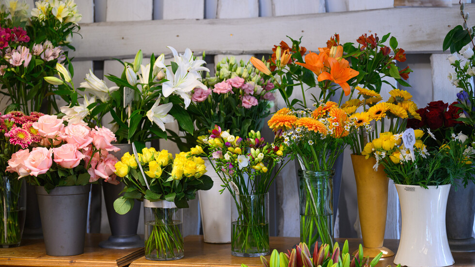 بمناسبة يوم المرأة العالمي.. رجل يهدي باقة زهور "من الذهب" بأكثر من 300 ألف دولار (صورة)