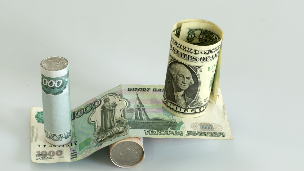 المركزي الروسي يعلن مجموعة إجراءات لبث الاستقرار في سوق العملات