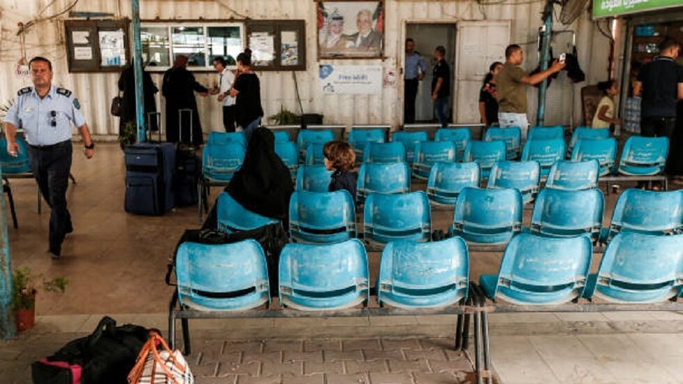 صحيفة عبرية: إسرائيل منعت أكثر من 10 آلاف فلسطيني من السفر إلى الخارج العام الماضي