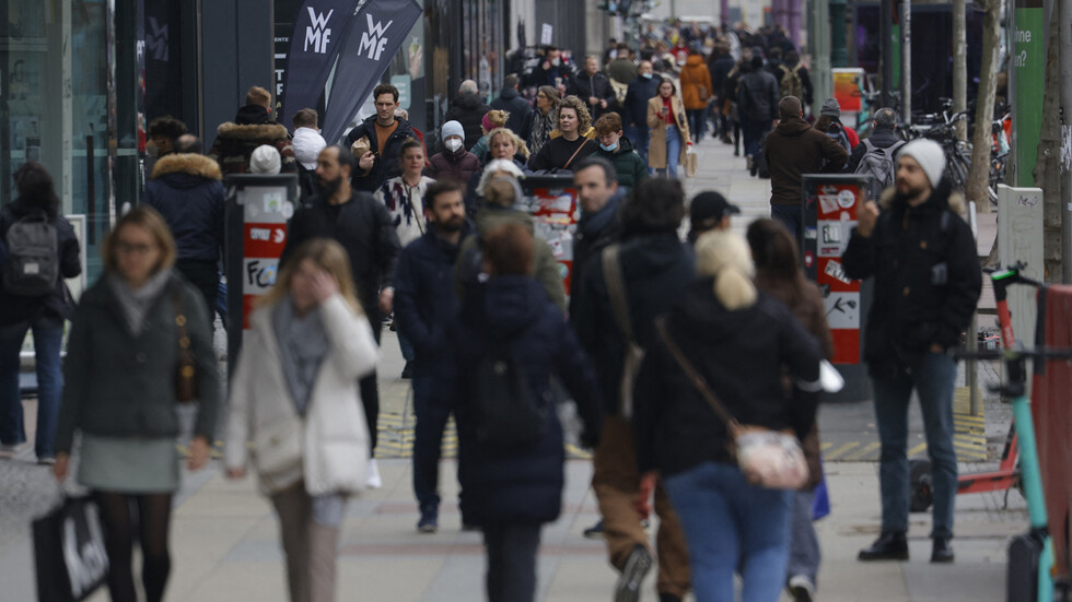 الصحة العالمية: انخفاض في إصابات ووفيات كورونا على مستوى العالم