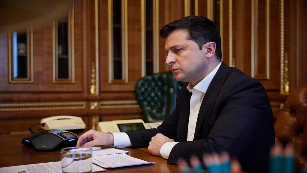 زيلينسكي يوقع قانونا يسمح لجميع سكان أوكرانيا باستخدام الأسلحة