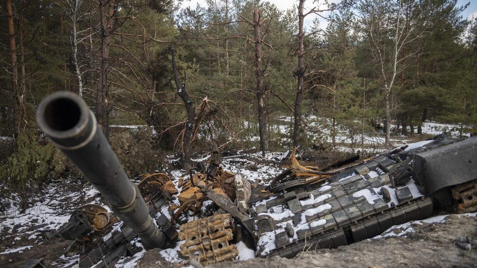صاروخ لم ينفجر في فناء دار أوكرانية .. مراسلنا ينقل الصورة