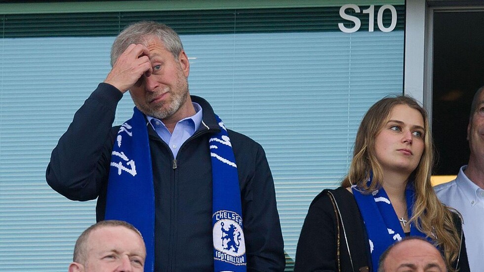 عقوبات على الملياردير الروسي رومان أبراموفيتش وتجميد ممتلكاته بينها نادي تشيلسي