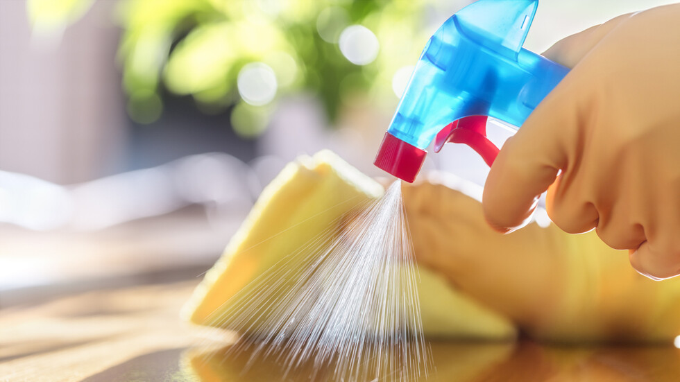 باحثون: خلط منتجين للتنظيف المنزلي قد يُحدث 