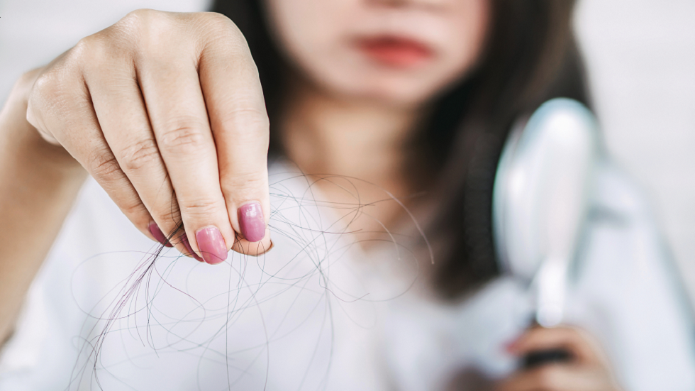 فيتامين هام "يتداخل بشكل معقد" في نمو الشعر!