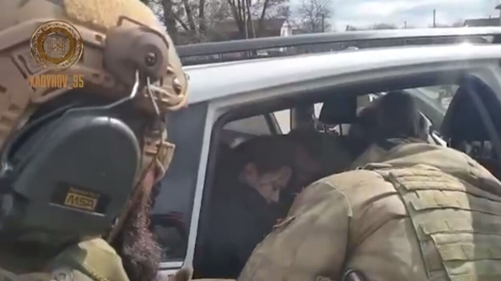 قديروف ينشر فيديو لجنود الشيشان يؤمّنون طريق عائلة أوكرانية في ضواحي كييف