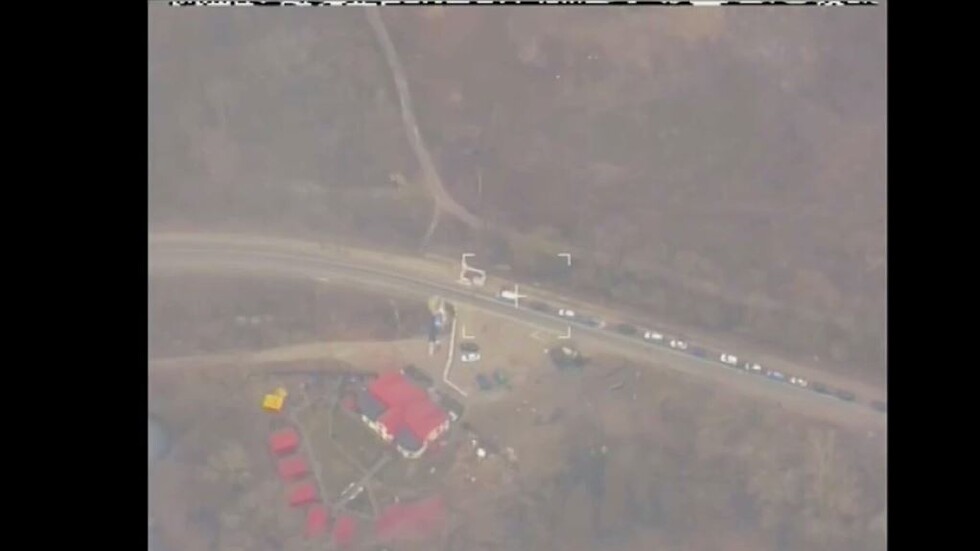 تصوير جوي يظهر القوميين الأوكرانيين يمنعون خروج سيارات المدنيين من تشيرنيغوف