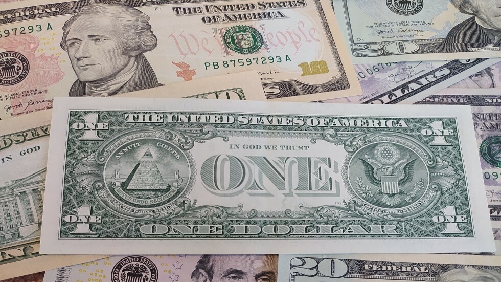 واشنطن تحظر توريد أوراق الدولار الأمريكي النقدية إلى روسيا