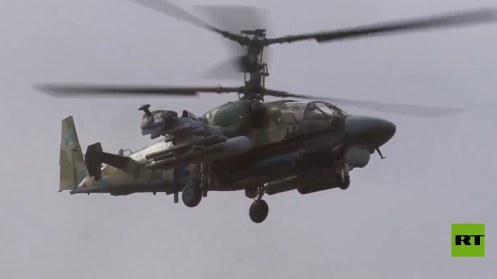 الدفاع الروسية تنشر فيديو لإحدى مروحياتها الهجومية أثناء قصفها مدرعات أوكرانية من ارتفاع منخفض