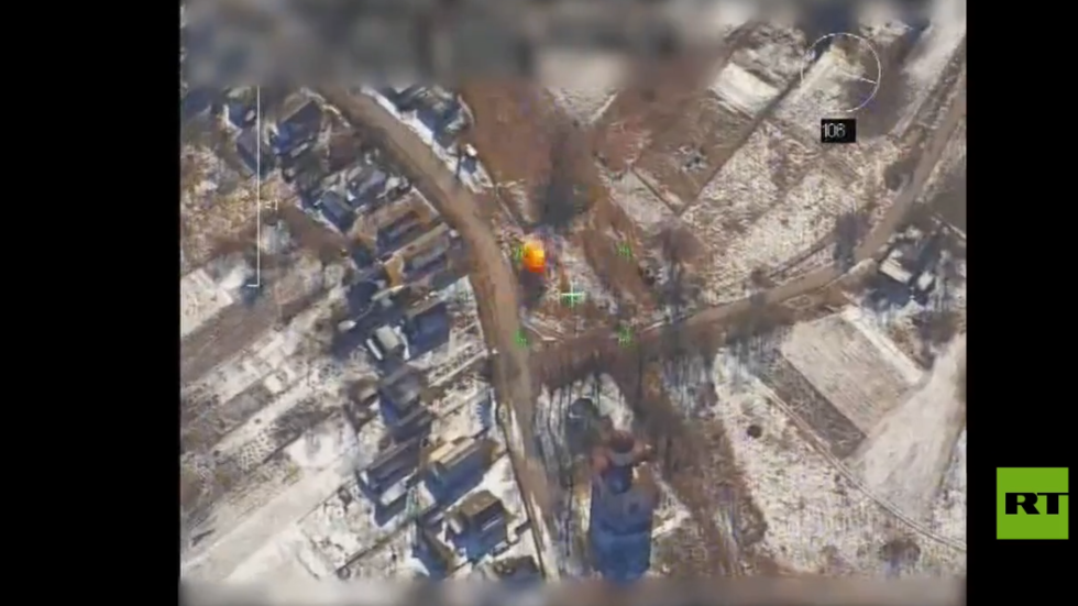 قذيفة مدفعية روسية موجهة بالليزر تقصف مدرعة أوكرانية بدقة متناهية