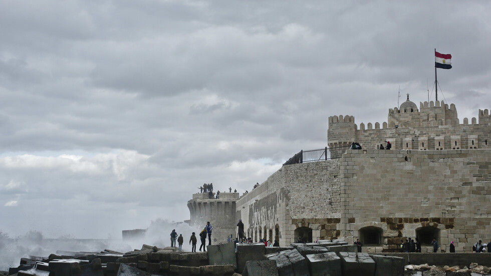 إنقاذ طاقم سفينة بضائع لبنانية غرقت في الإسكندرية