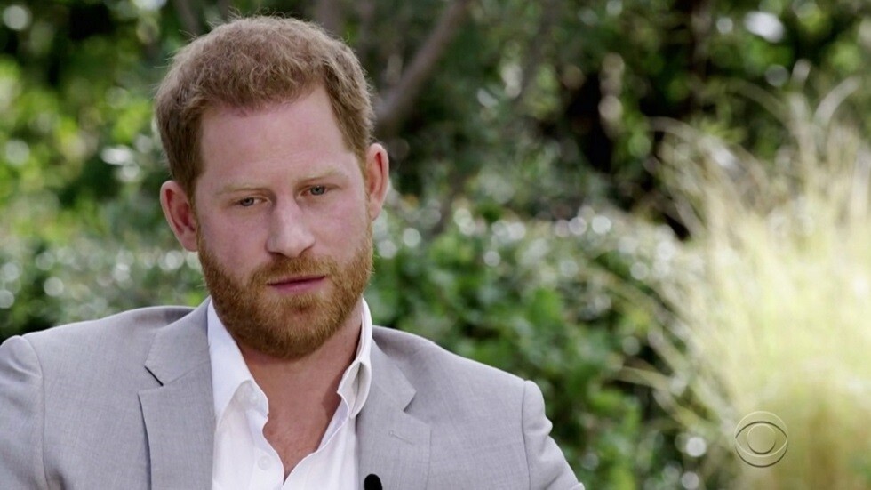 الأمير هاري متهم بتجاهل الملكة إليزابيث الثانية
