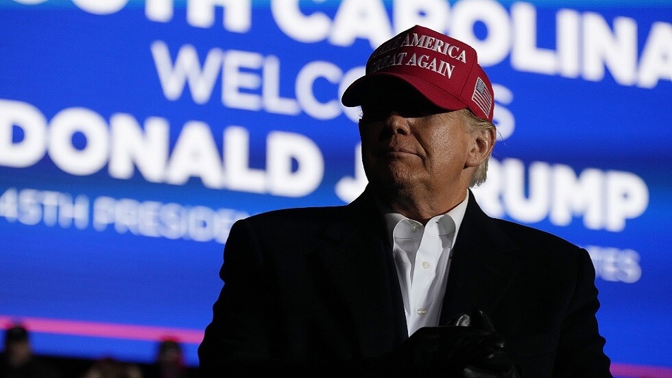 ترامب: يزحف بايدن حول العالم على ركبتيه وهو يتوسل الرحمة من السعودية وإيران وفنزويلا