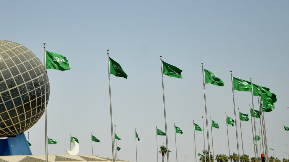 سعودي يوثق مقطع فيديو لطريقة "مبتكرة" في التسول واستياء كبير في مواقع التواصل