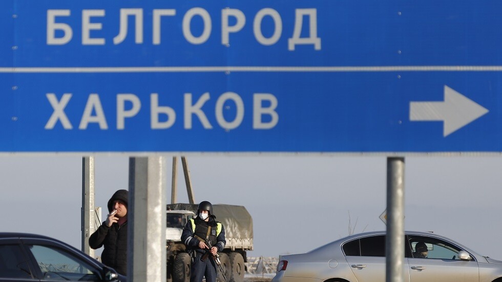 القوميون يمنعون الأوكرانيين من استخدام الممرات الإنسانية ويجبروهم على استخدام الطرق الفرعية للفرار