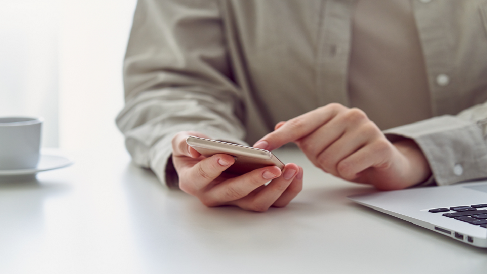 إليك ما يفعله قضاء وقت طويل في تصفّح الهاتف بدماغك!