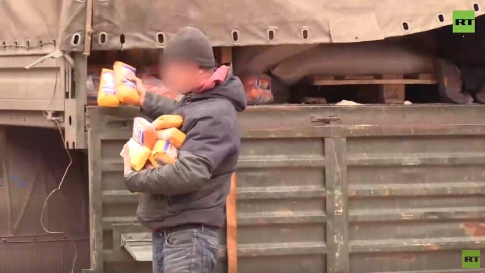 القوات الروسية تنقل مساعدات إنسانية إلى قريتين بضواحي العاصمة الأوكرانية بعد تخلي كييف عن سكانها