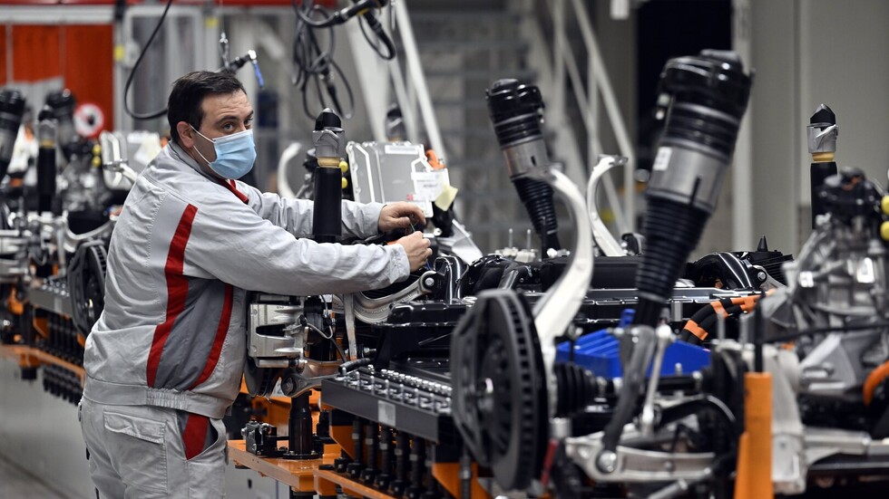 "فولكس فاغن" و"بي أم دبليو" تعلقان عمل مصانعهما في أوروبا