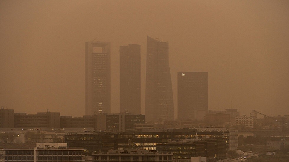 الغبار الصحراوي يغطي إسبانيا ويصل إلى فرنسا والبرتغال (فيديو)