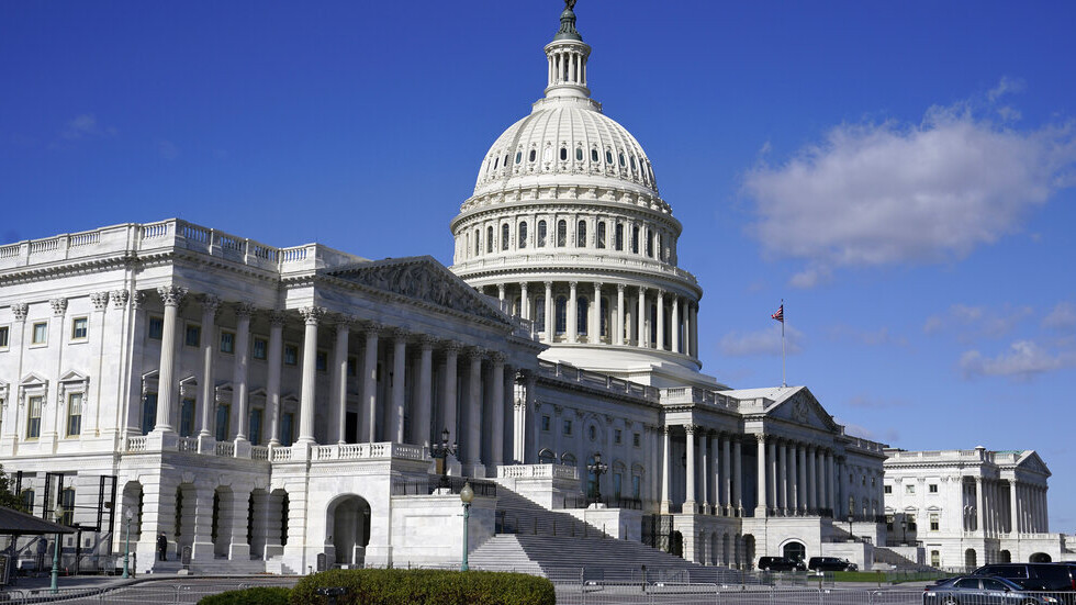 سياسي أمريكي: الولايات المتحدة تدفع زيلينسكي نحو مواصلة المجزرة