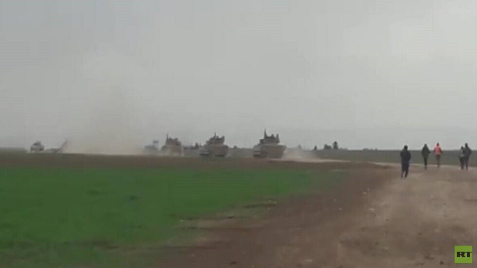 سانا: أهالي قريتين في ريف الحسكة يعترضون رتل آليات أمريكي ويجبرونه على التراجع (فيديو)