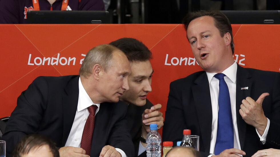 ديفيد كاميرون يقود شاحنة مساعدات بنفسه إلى حدود أوكرانيا (صور+ فيديو)