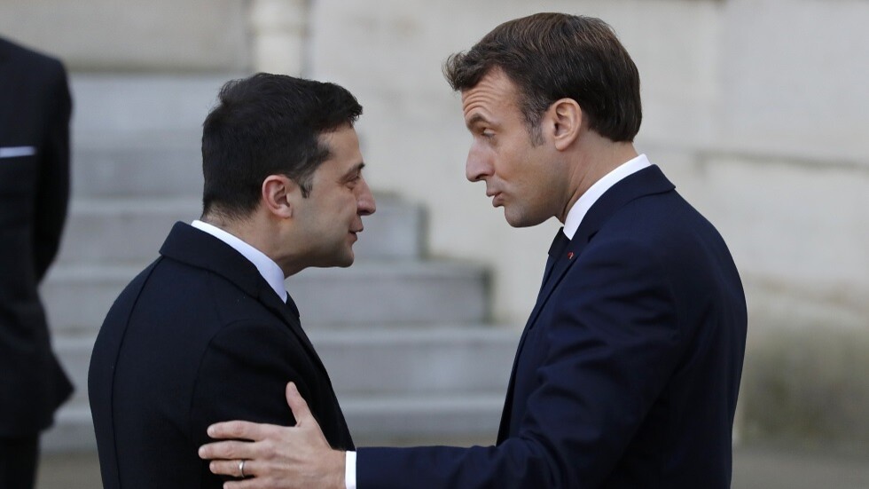 ماكرون وزيلينسكي يبحثان في مكالمة جديدة