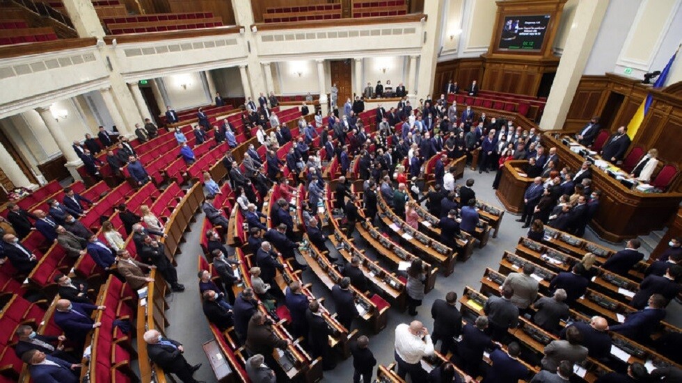 مجلس الأمن القومي الأوكراني يعلق أنشطة عدد من الأحزاب السياسية