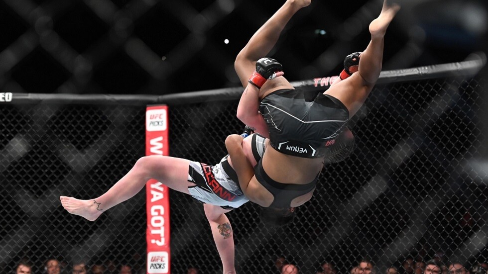 شاهد.. مقاتلة بريطانية تسقط برازيلية بضربة قاضية 