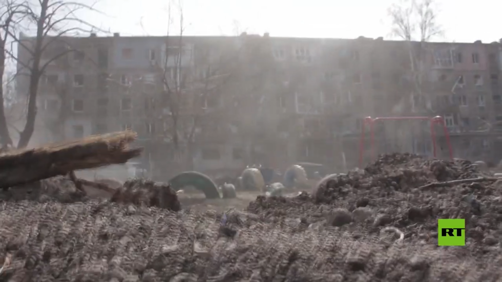 شاهد.. صحفيون يتعرضون لقصف أوكراني في ماريوبول