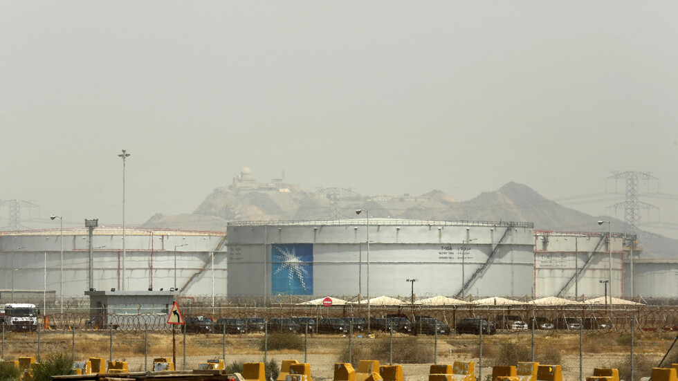 صحيفة تنشر فيديو يوثق حريقا بمحطة توزيع منتجات بترولية تابعة لأرامكو بجدة إثر هجوم الحوثيين (فيديو)