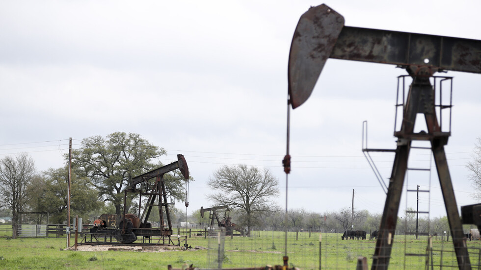 نوفاك يتحدث عن تداعيات كارثية لفرض عقوبات أوروبية على النفط الروسي