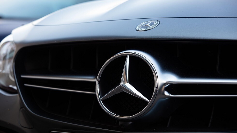 مرسيدس تظهر قدرات سيارتها الجديدة على ثلوج السويد