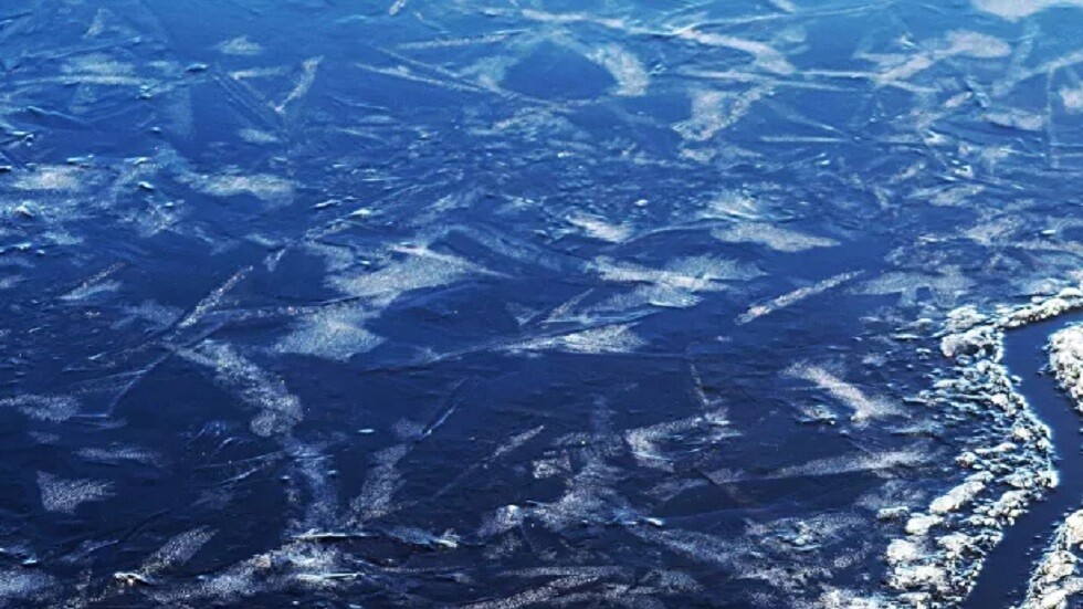 طلاب ينقذون طفلين من الغرق في بحيرة متجمدة في الشرق الأقصى الروسي (فيديو)