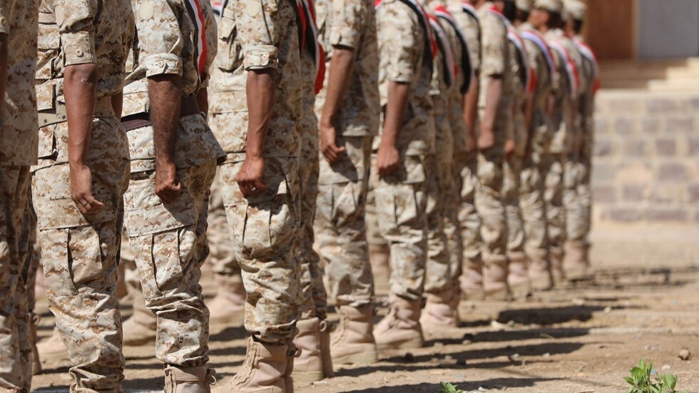 الدفاع اليمنية تنعى اللواء جواس إثر مقتله في "عملية إرهابية جبانة"