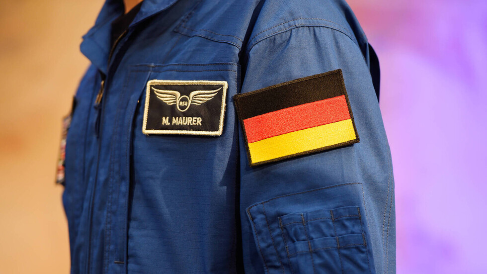 رائد فضاء ألماني يواجه مشاكل خلال خروجه للفضاء المفتوح (فيديو)