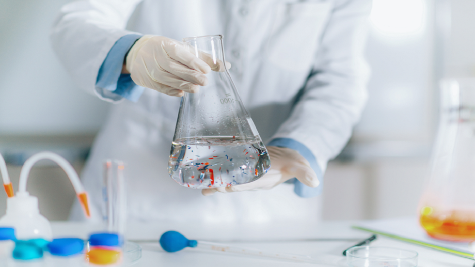 "نتائج مقلقة".. العثور على جزيئات بلاستيكية في دم الإنسان لأول مرة!