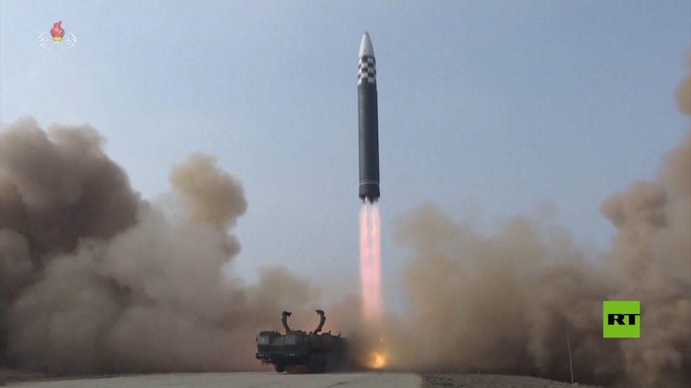 لحظة إطلاق صاروخ باليستي عابر للقارات بإشراف كيم جونغ أون