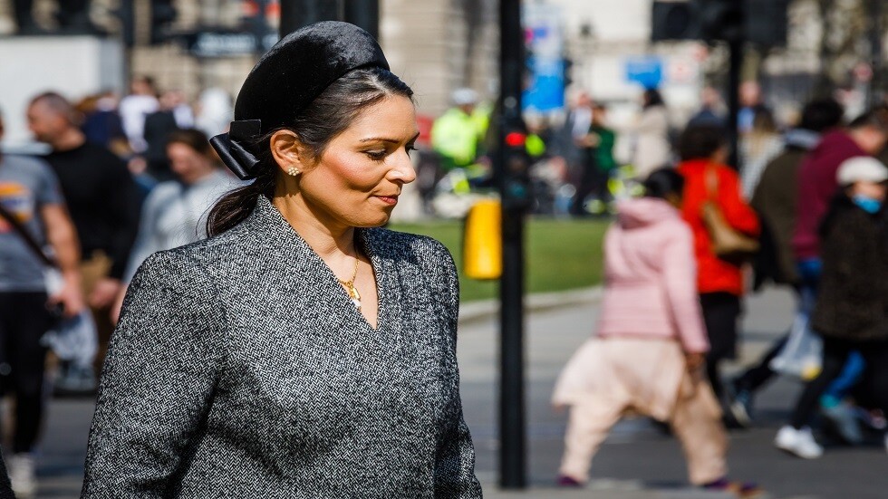 وزيرة الداخلية البريطانية تقع ضحية مخادعين من روسيا وتردد عبارة مهينة لا تعرف معناها