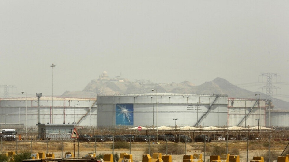 السعودية.. مقاطع متداولة وصور تظهر نيرانا مشتعلة في مستودع نفطي بجدة