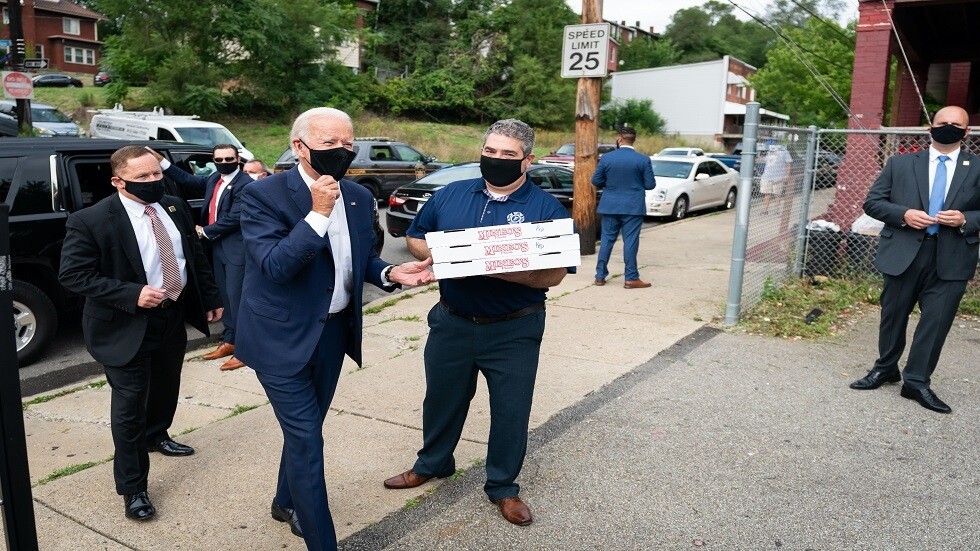 بايدن يتناول البيتزا في قاعدة عسكرية ببولندا