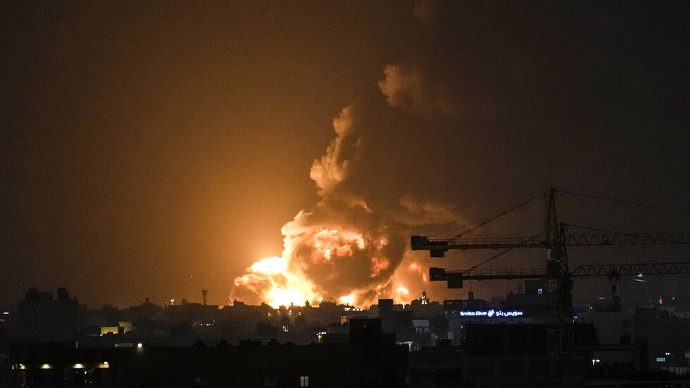 إعلام سعودي: فرق الإطفاء تسيطر على حرائق في منشأة جدة النفطية (فيديوهات)