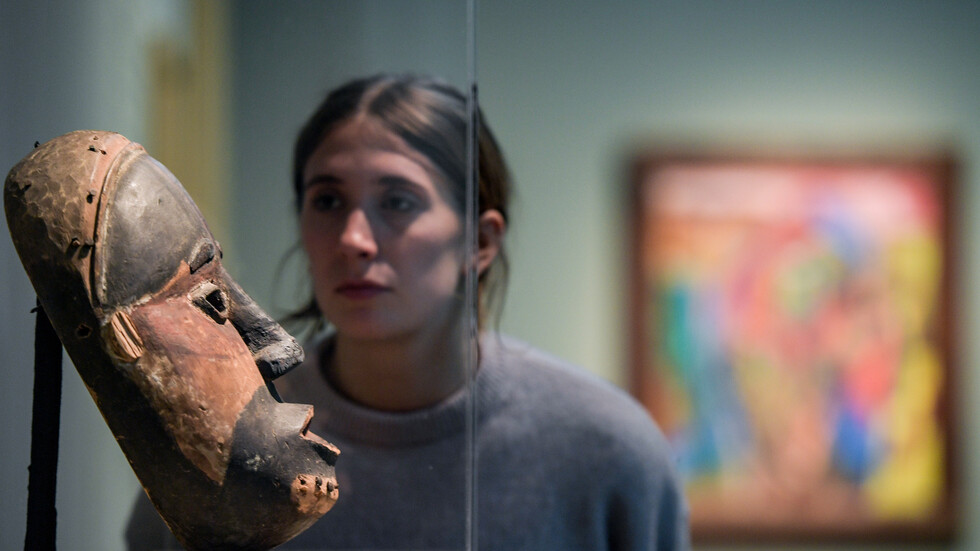 بيع قناع أثري إفريقي بـ4.2 مليون يورو بمزاد في فرنسا وسط سخط غابوني